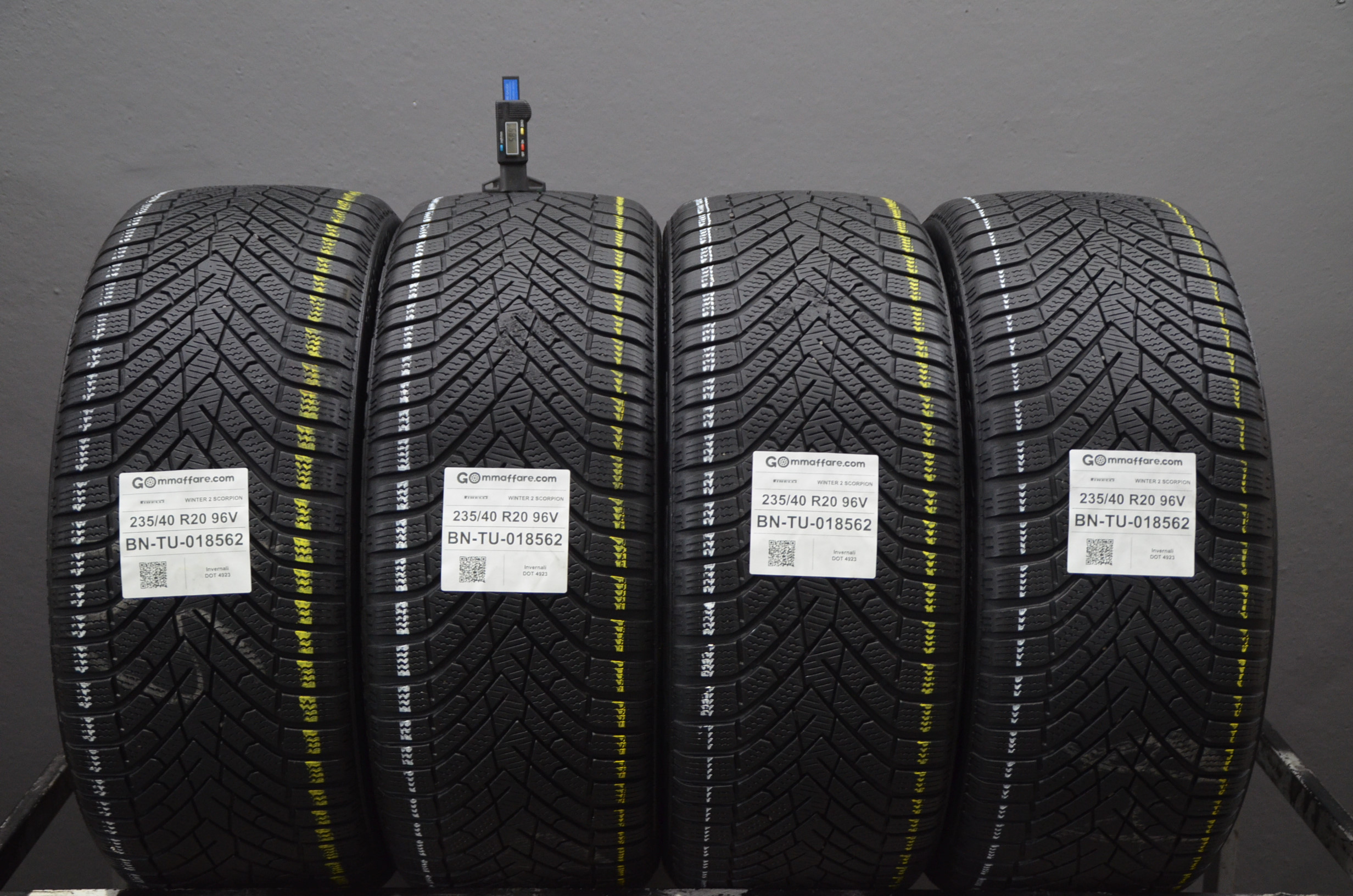 Pirelli WINTER 2 SCORPION 235/40 R20