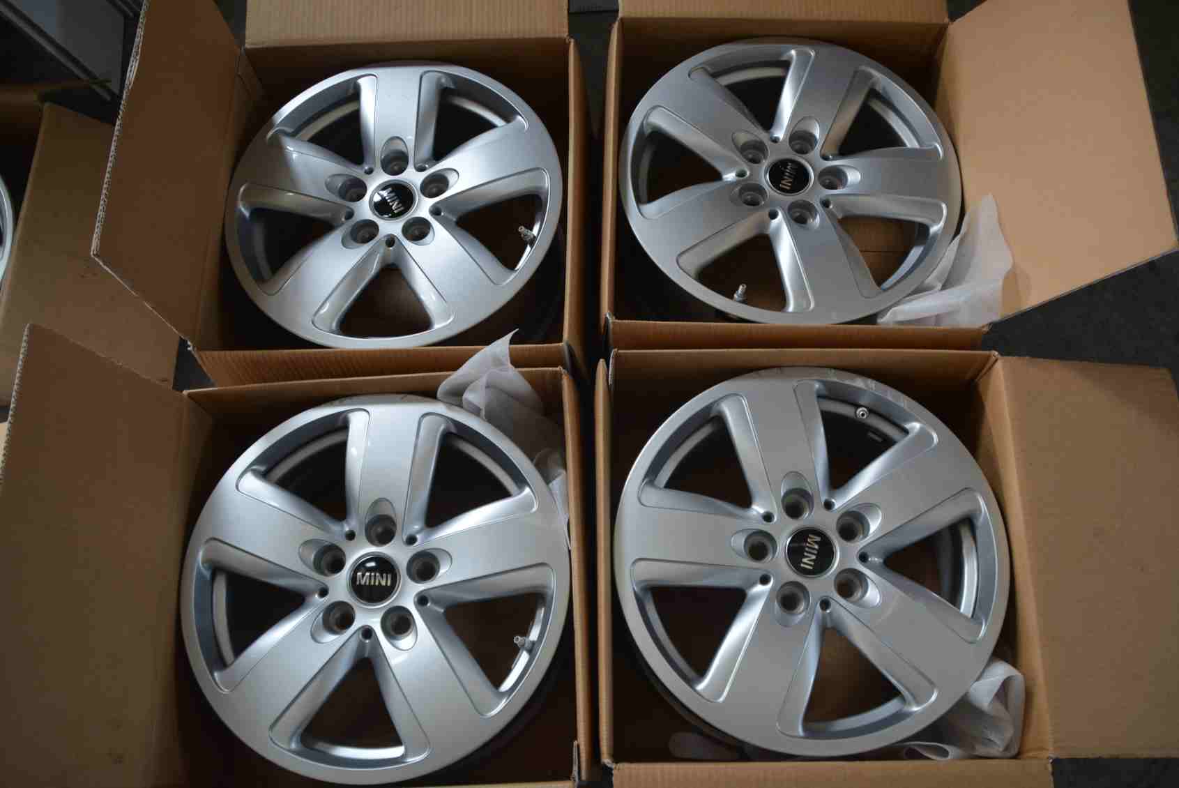 Mini Cooper New ClubMan 16"