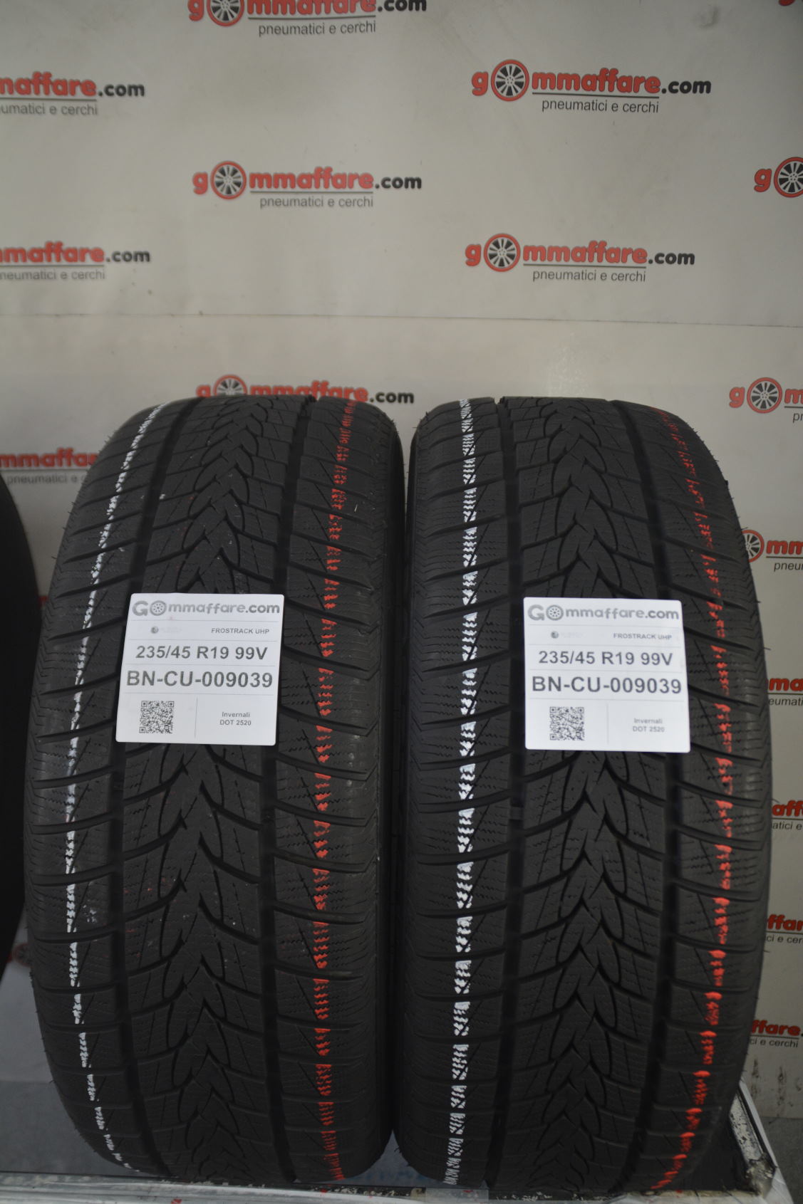 Minerva FROSTRACK UHP 235/45 R19