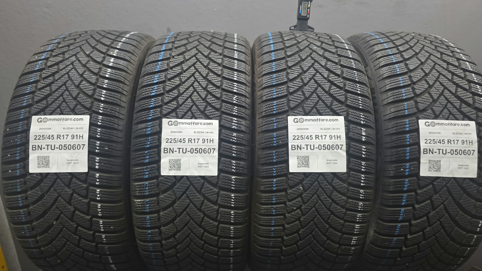 Bridgestone BLIZZAK LM-005