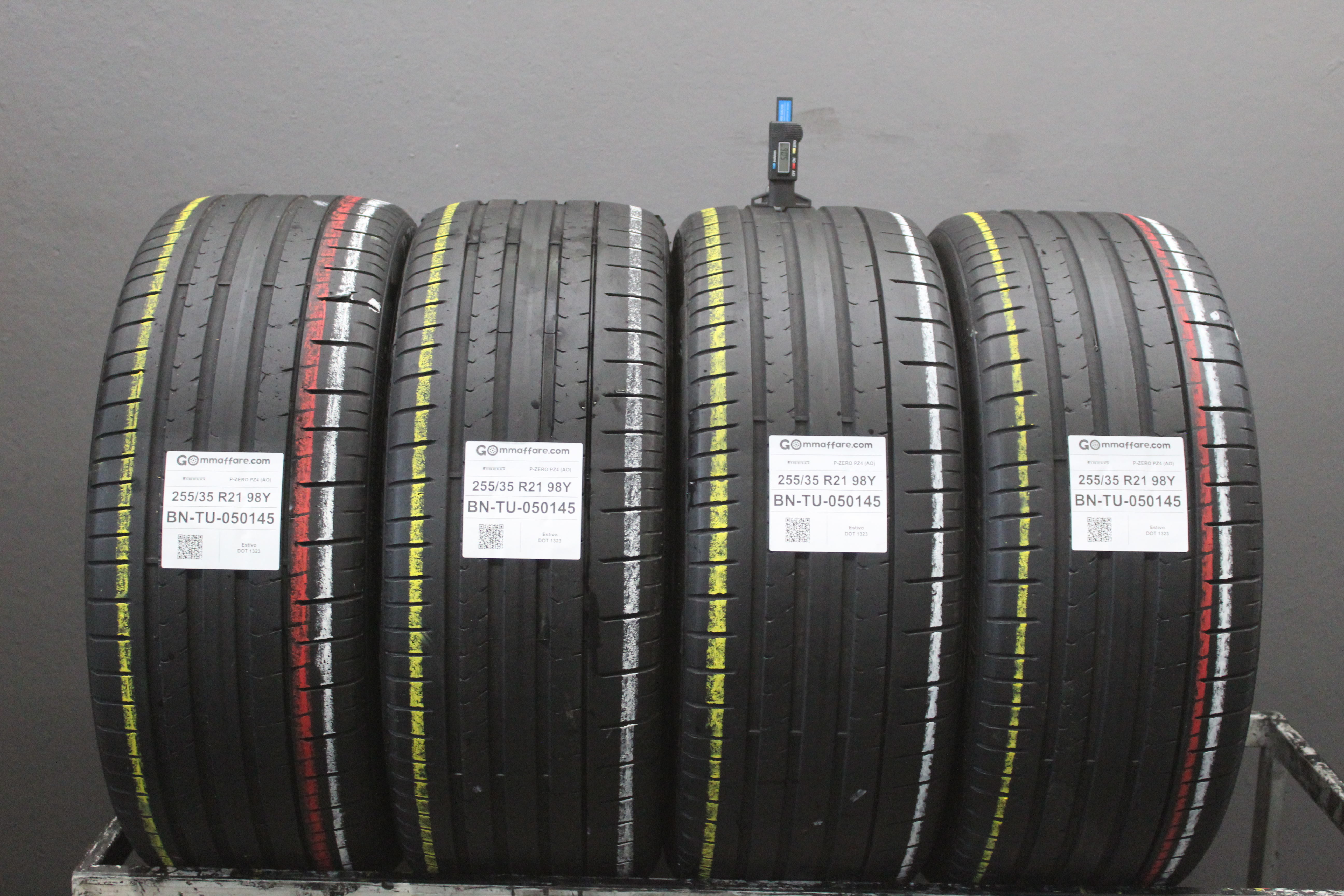 Pirelli P-ZERO PZ4 (AO) 255/35 R21