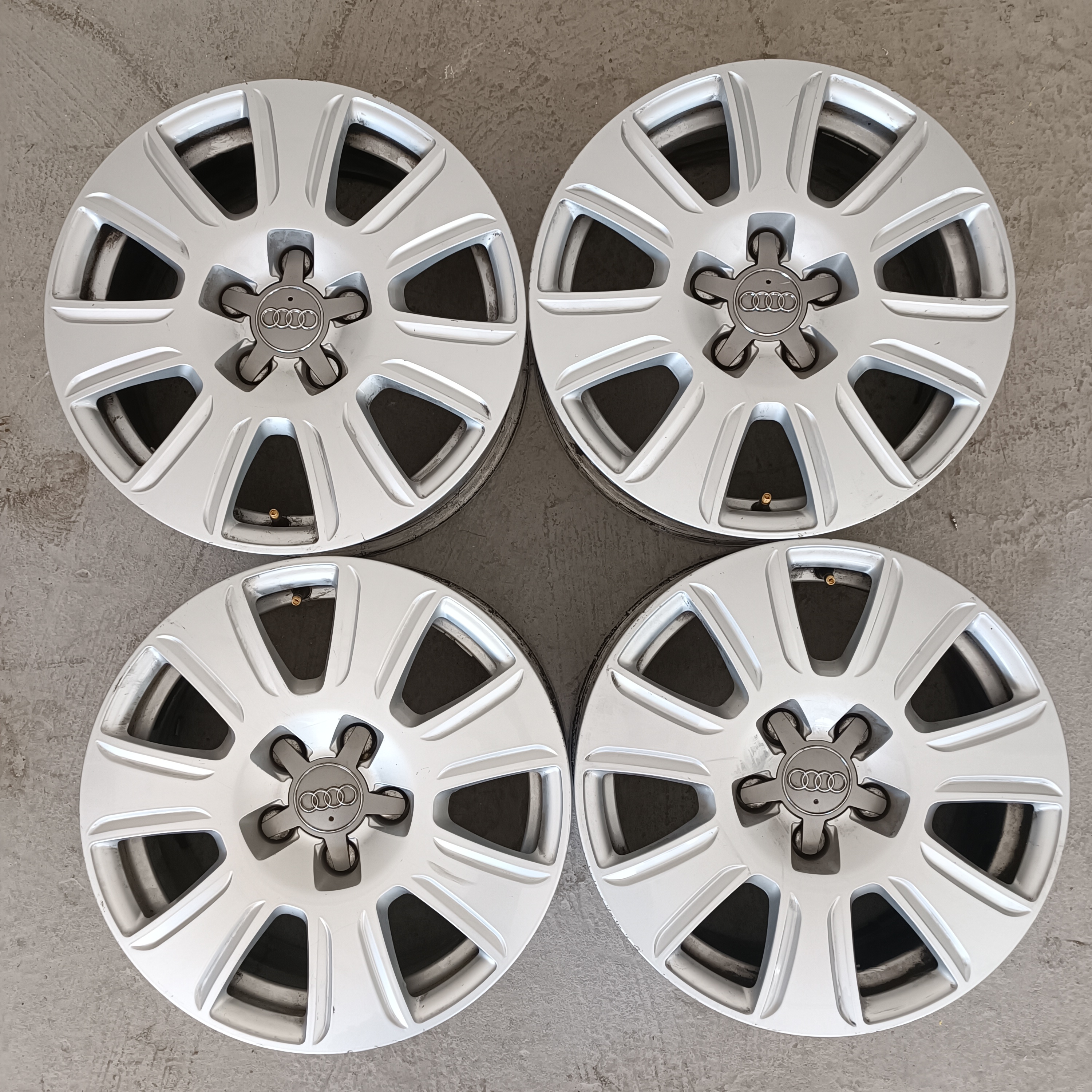 Audi Q3 8U0601025 16"