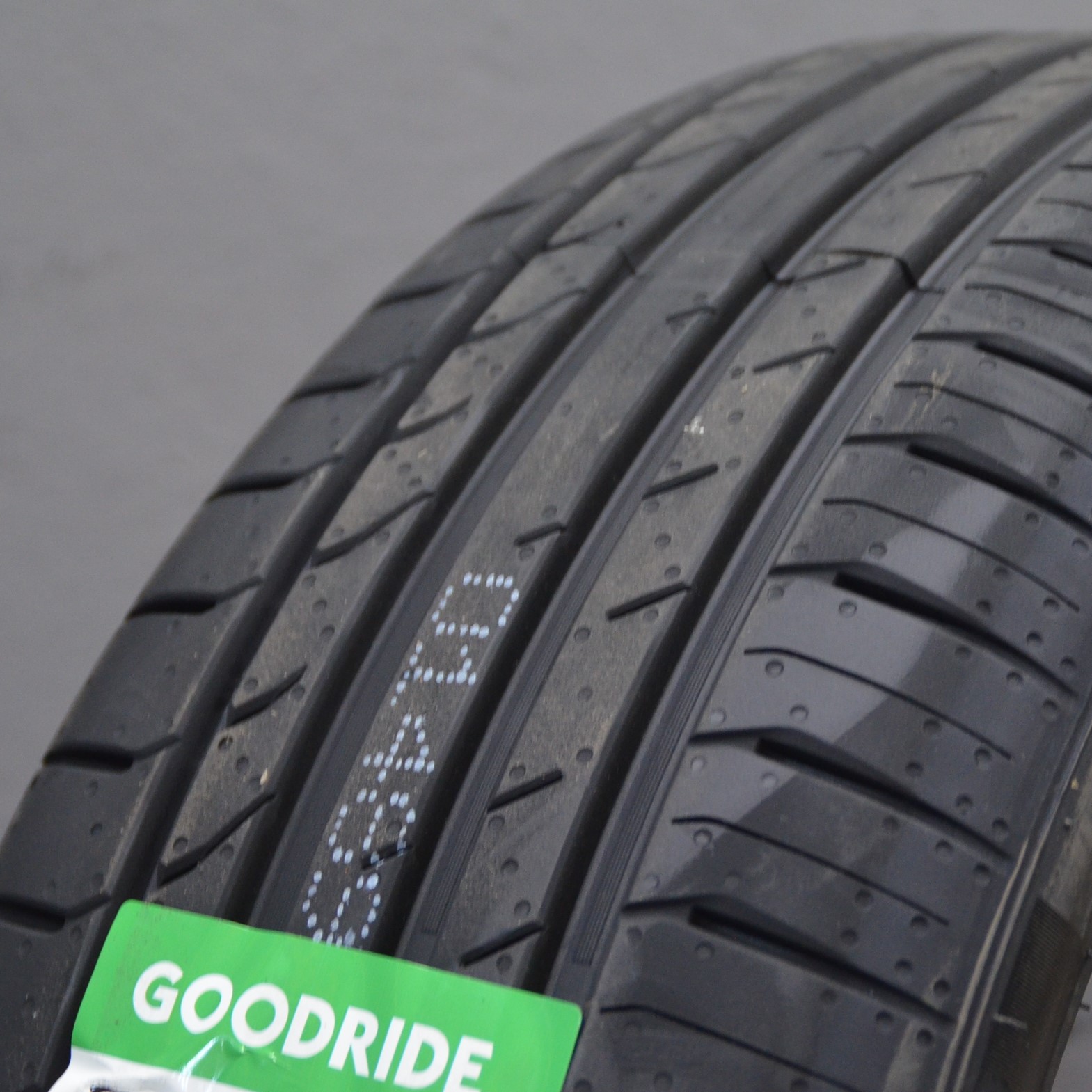 Goodride ZUPER ECO Z-107 215/45 R17