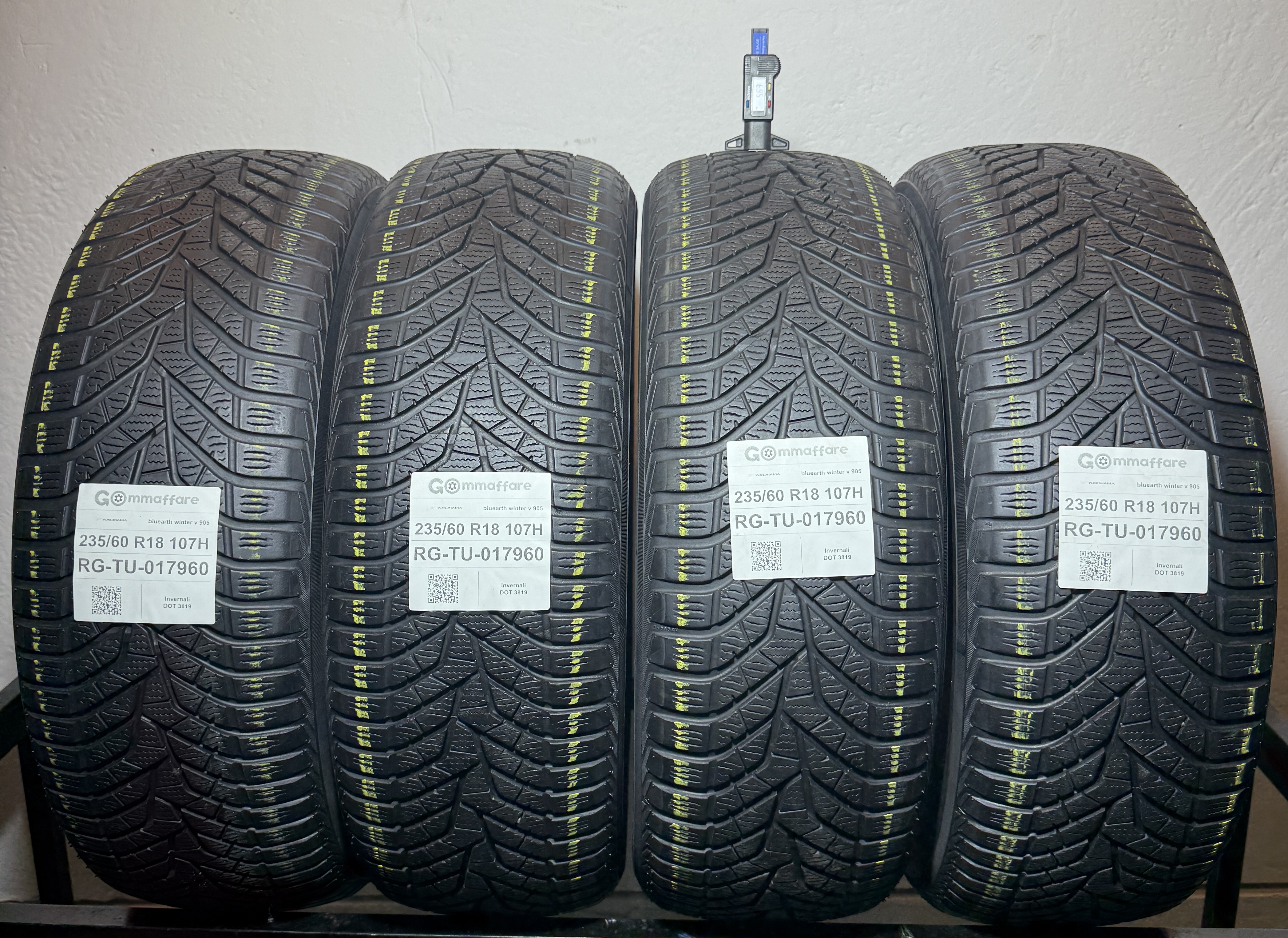 Yokohama bluearth winter v 905 235/60 R18