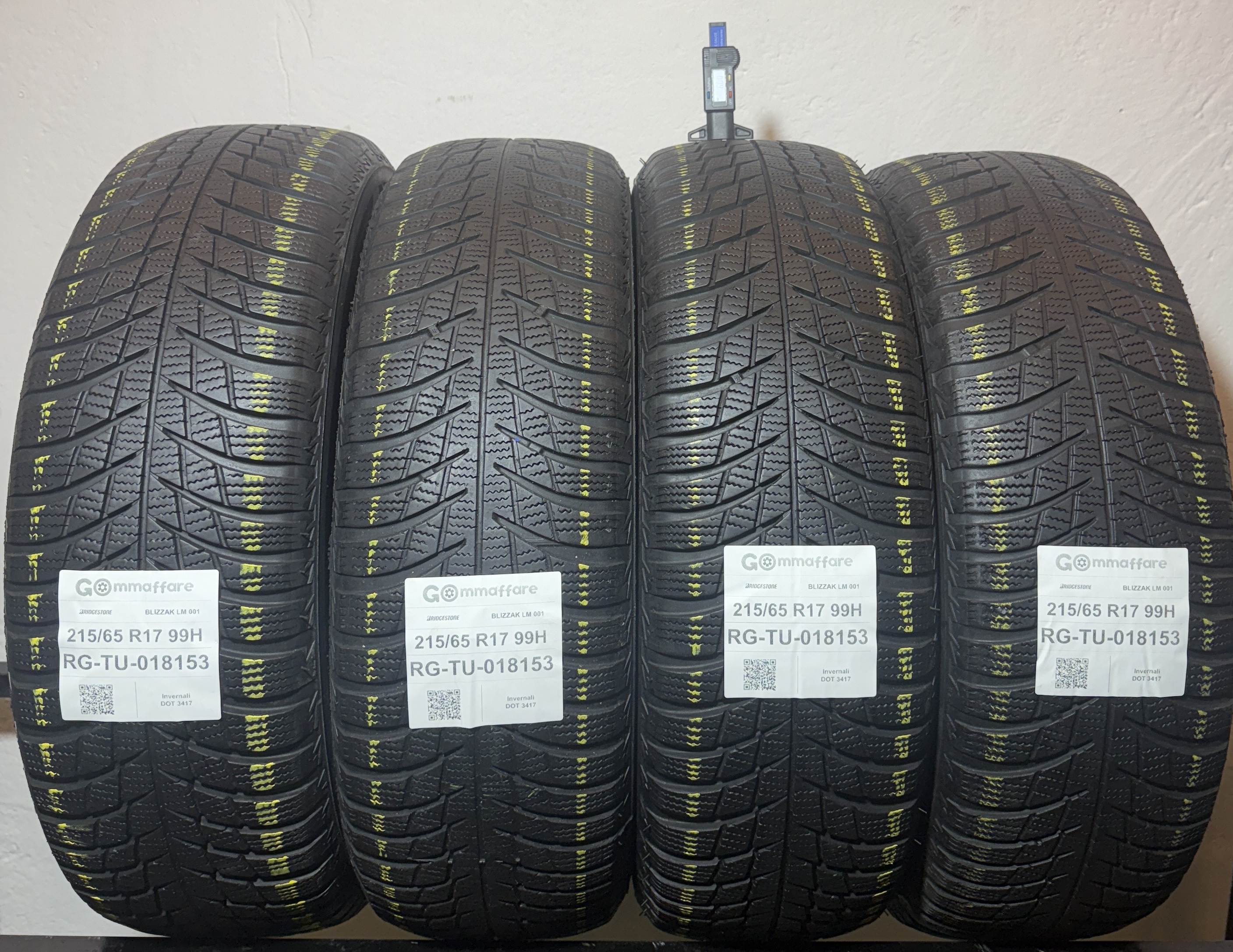 Bridgestone BLIZZAK LM 001 215/65 R17