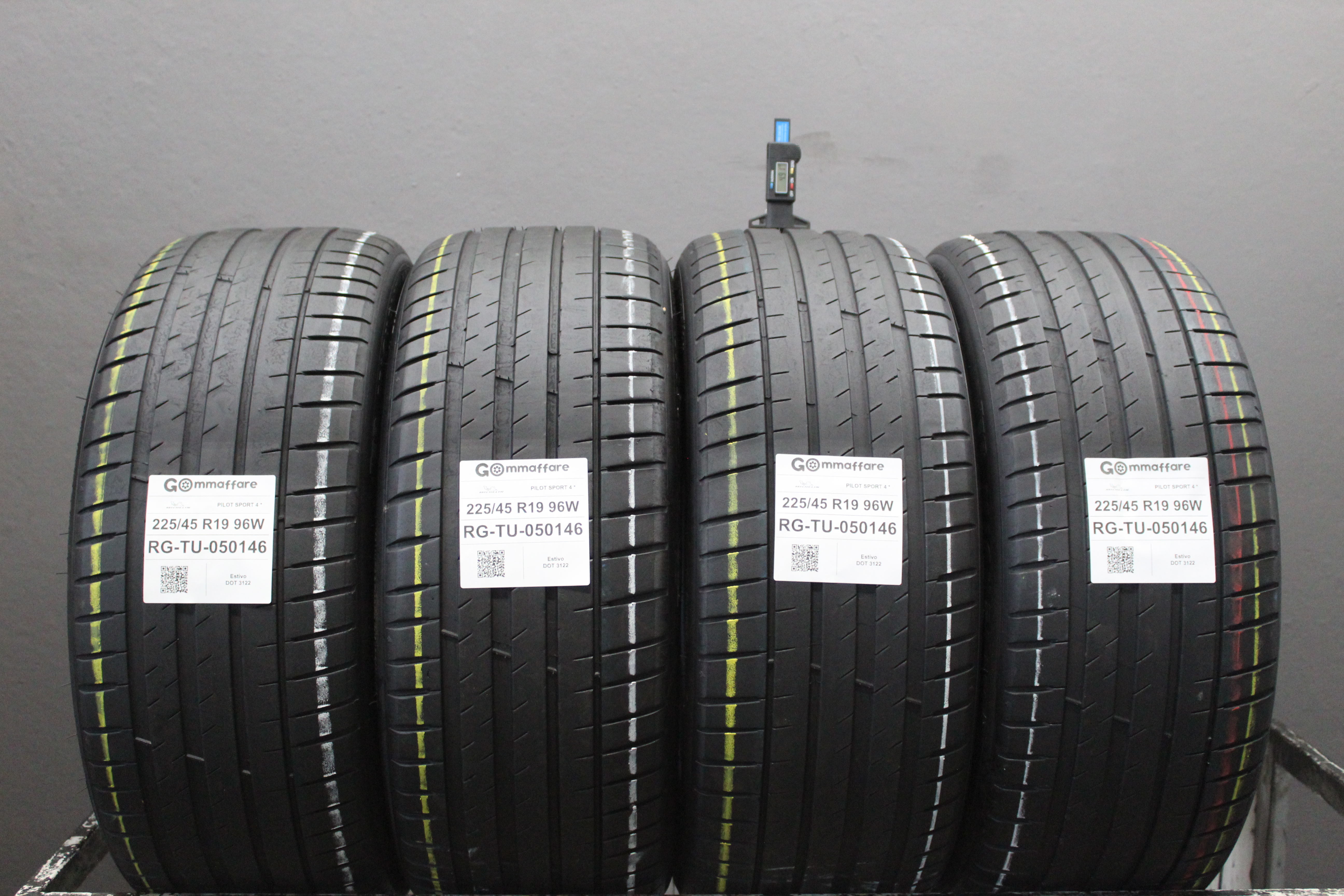 Michelin PILOT SPORT 4 * 225/45 R19