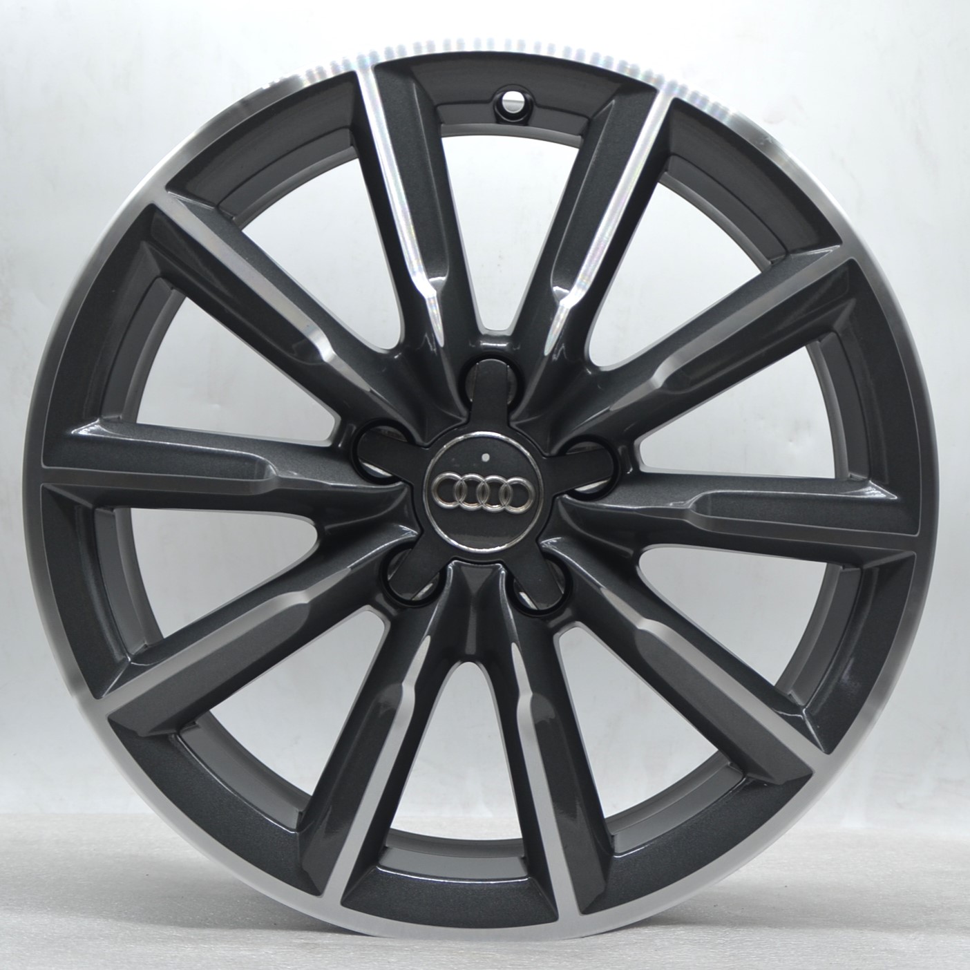 Audi Q3 A3 Q2 - 8U0601025S 17"