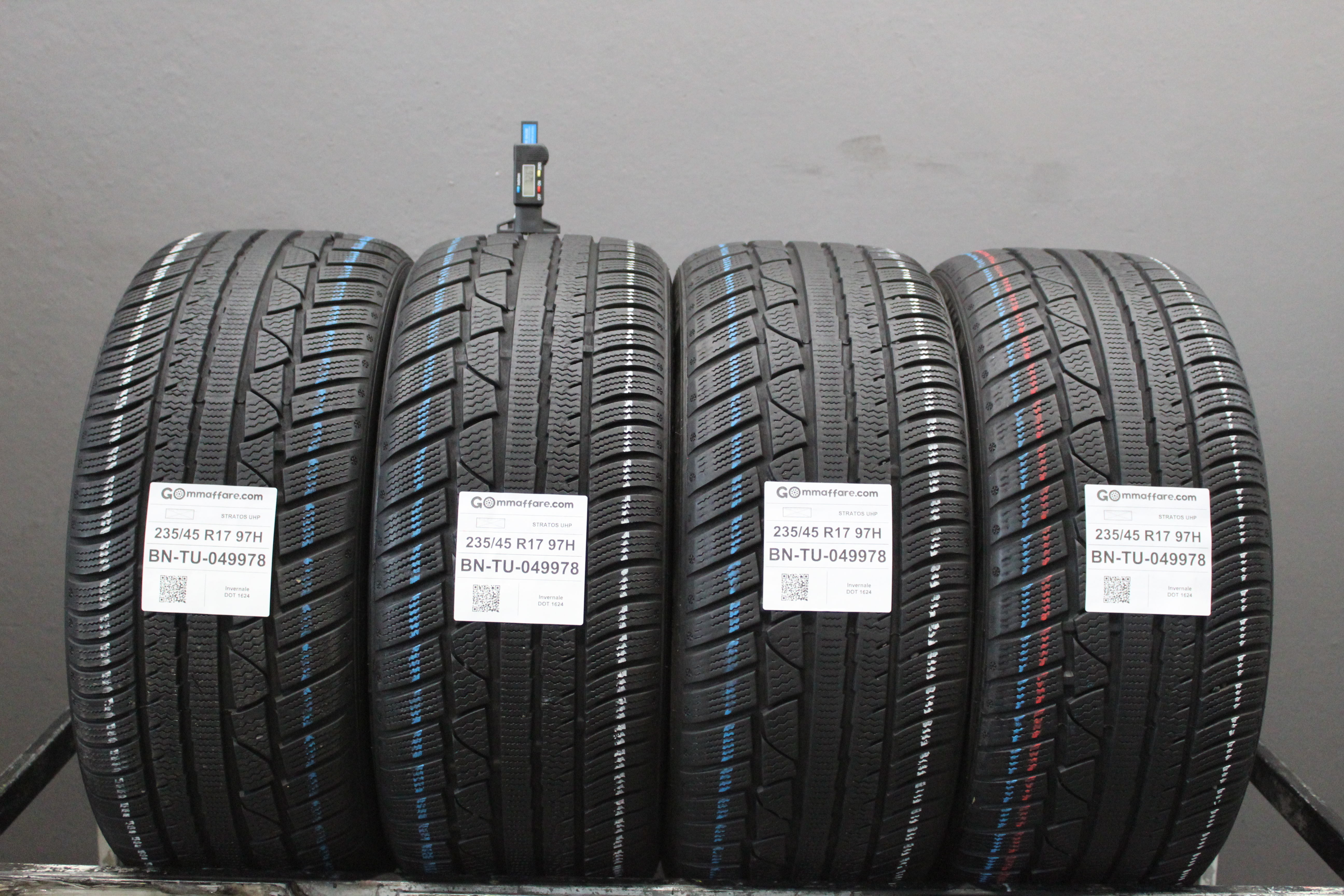 Star Performer STRATOS UHP 235/45 R17
