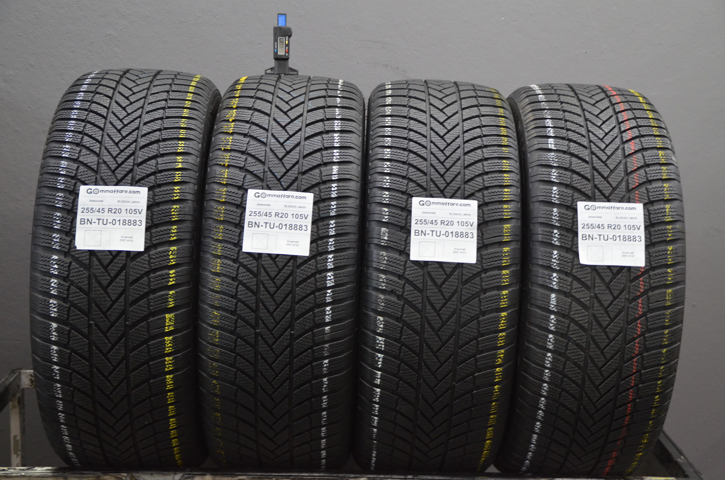 Bridgestone BLIZZAK LM005 255/45 R20
