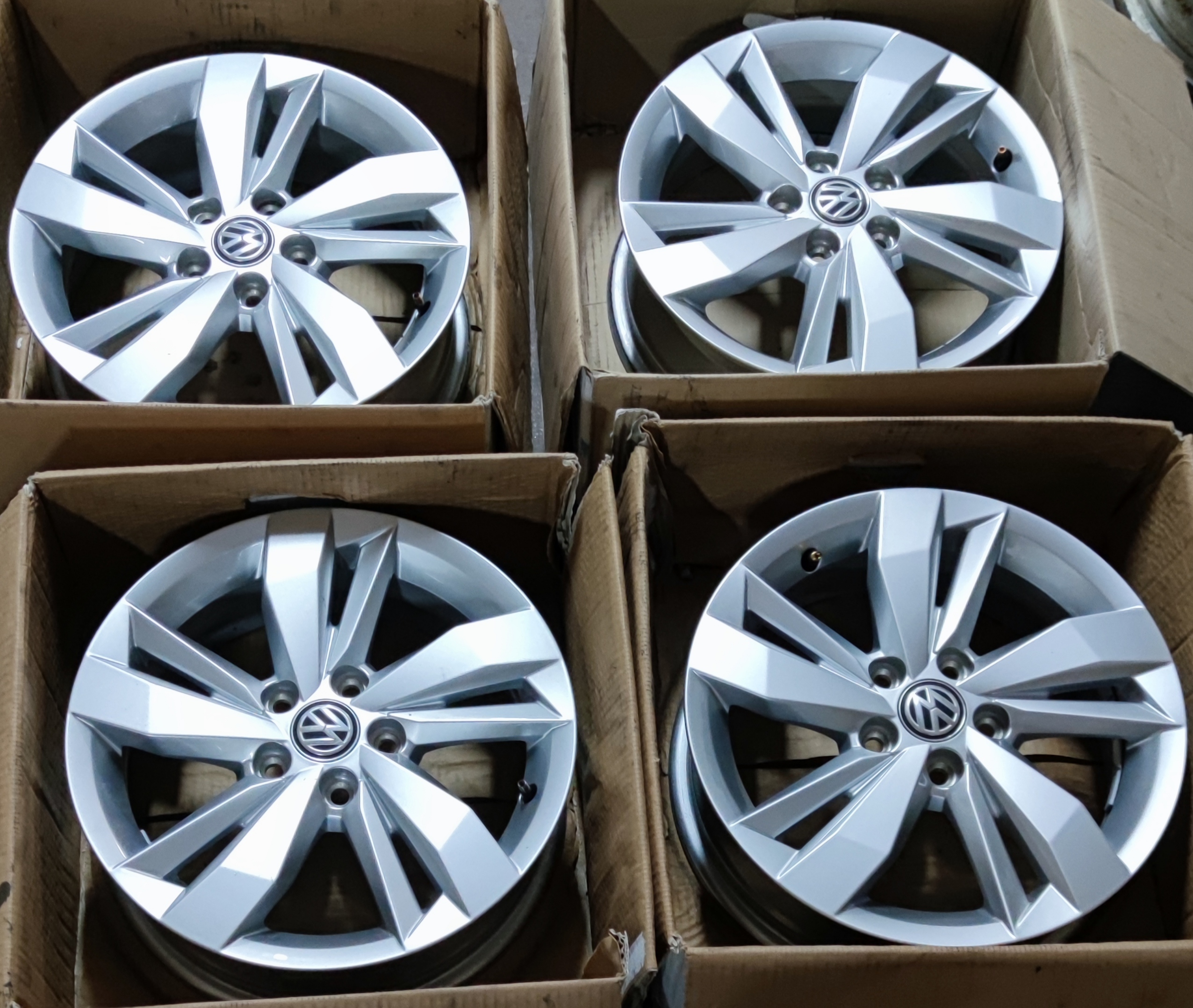 Volkswagen POLO - 2G0601025AD 15"