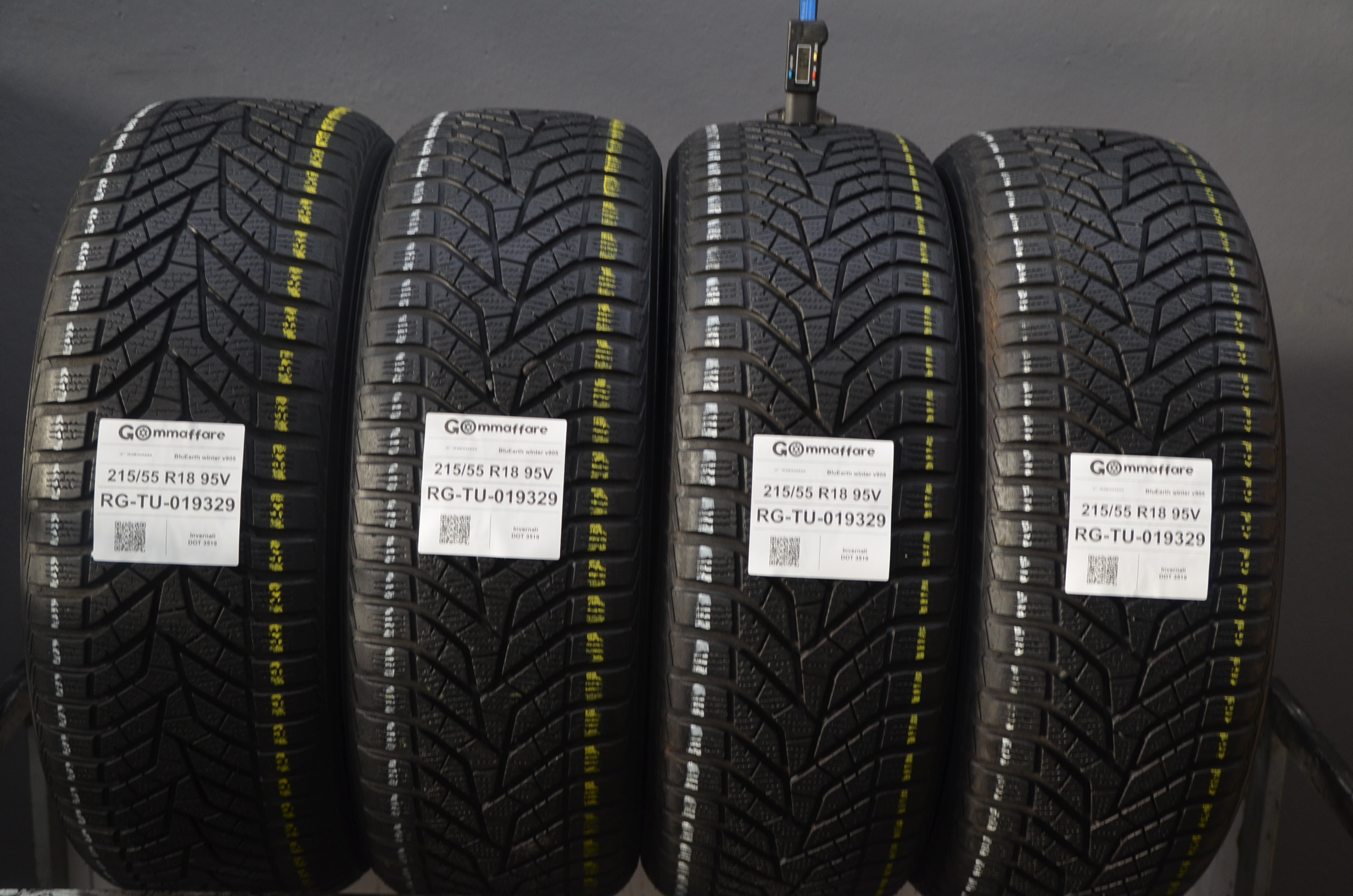 Yokohama BluEarth winter v905 215/55 R18
