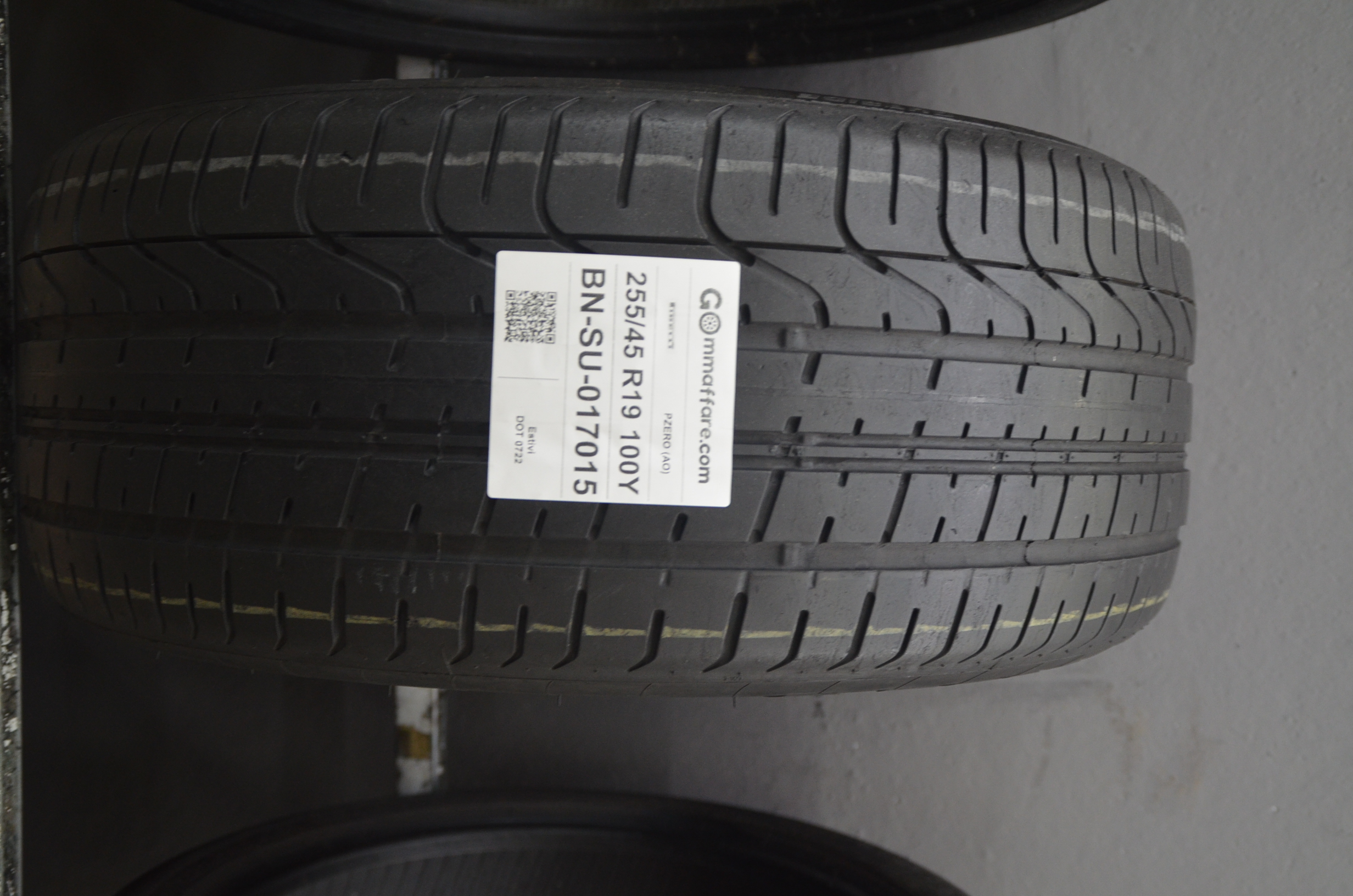 Pirelli PZERO (AO) 255/45 R19