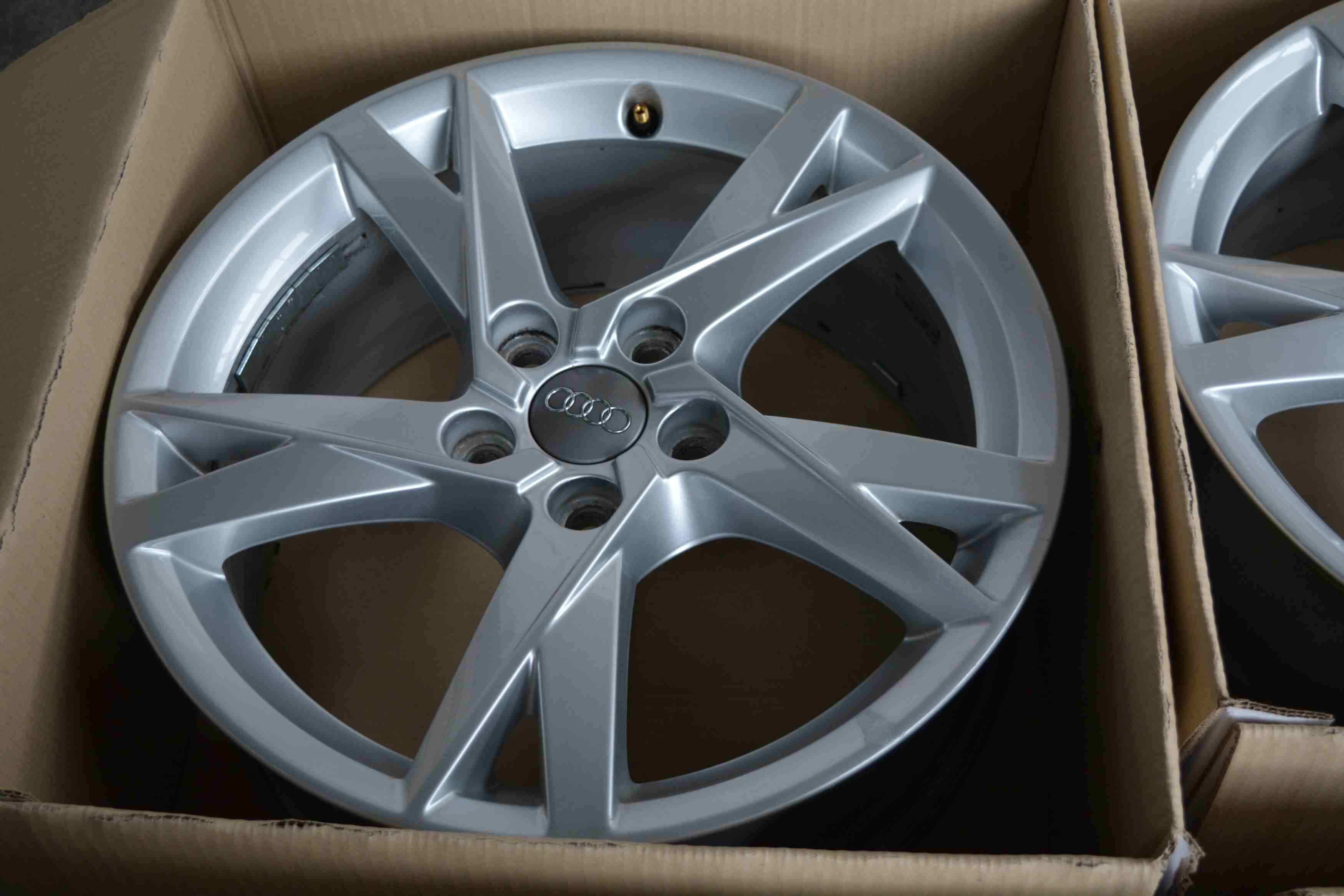 Audi Q2 - 8U0601025AM