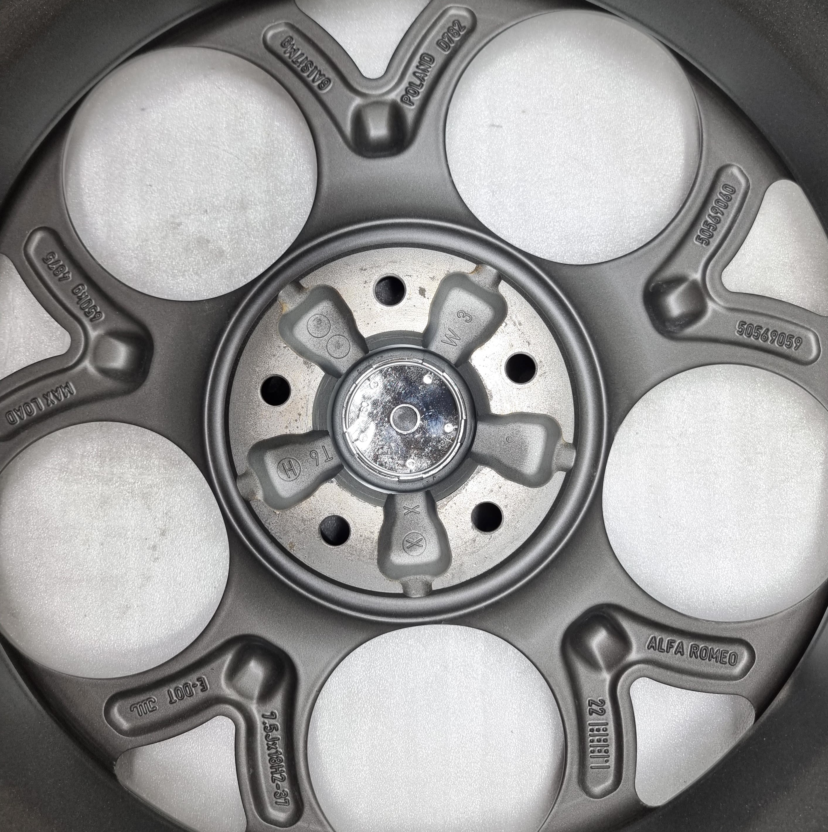 Alfa Romeo TONALE - 50569060 - 50569059 18"