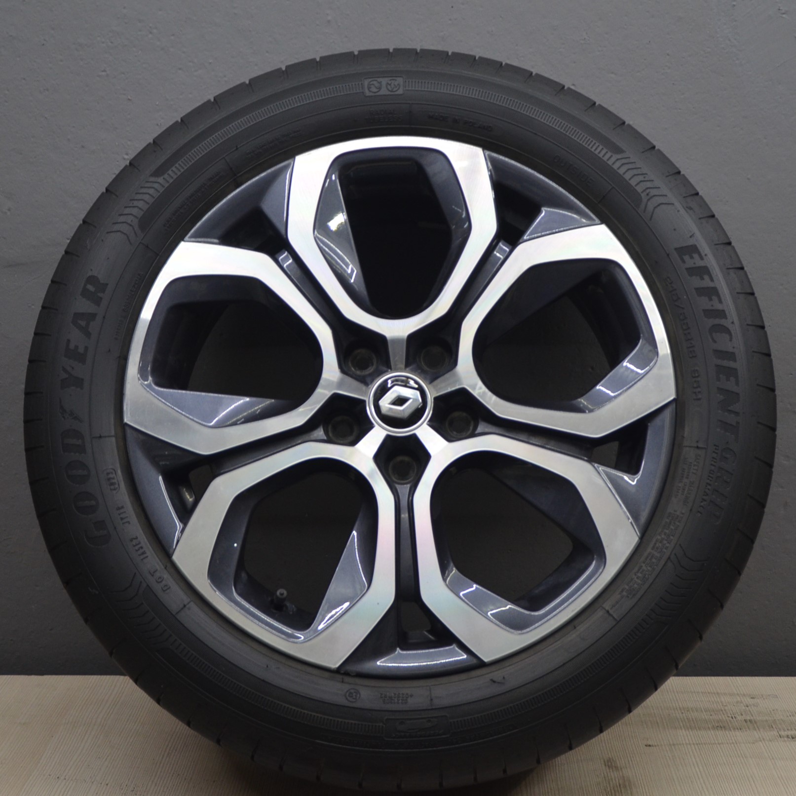 Goodyear EFFICIENT GRIP PERFORMANCE 215/55 R18