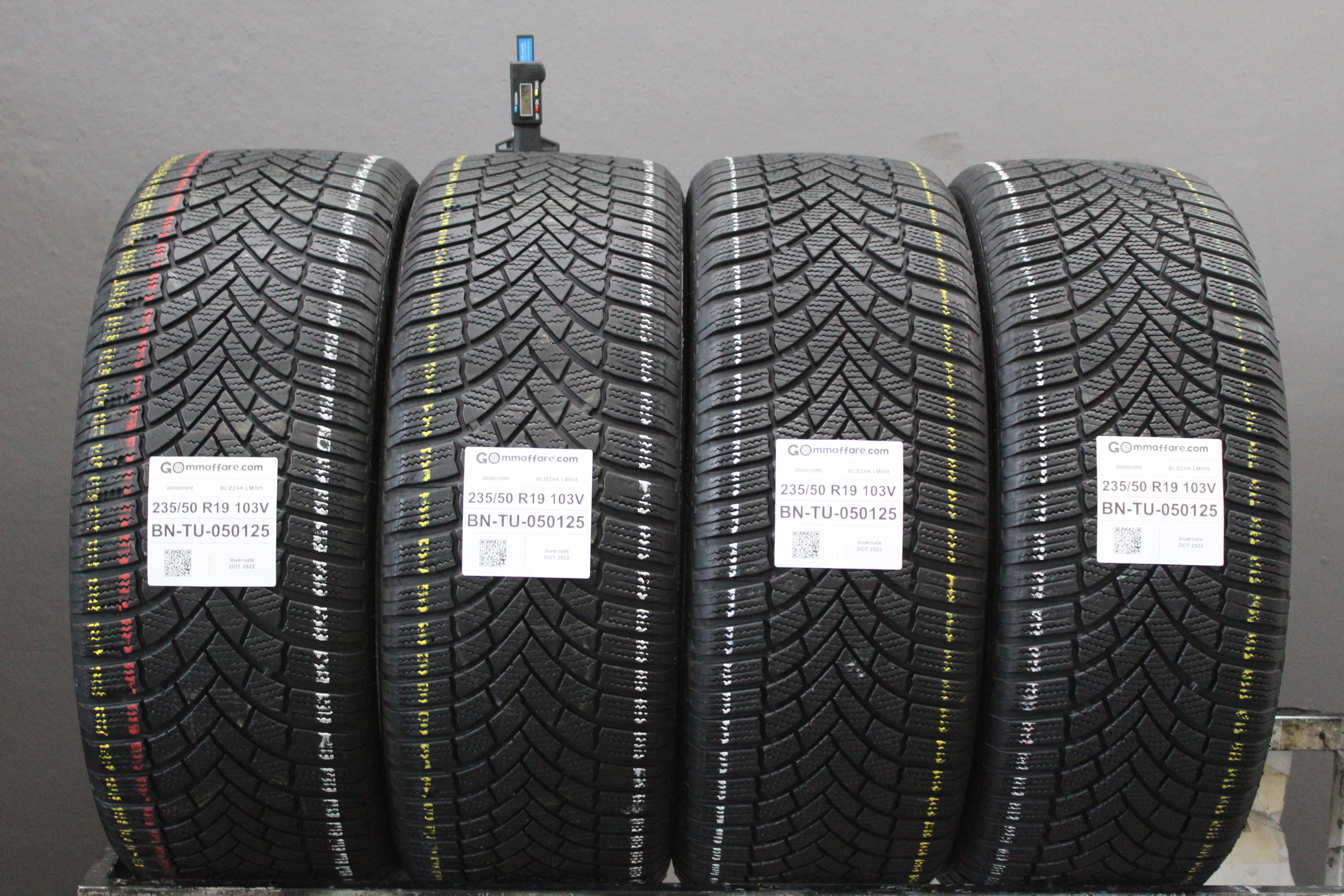 Bridgestone BLIZZAK LM005 235/50 R19