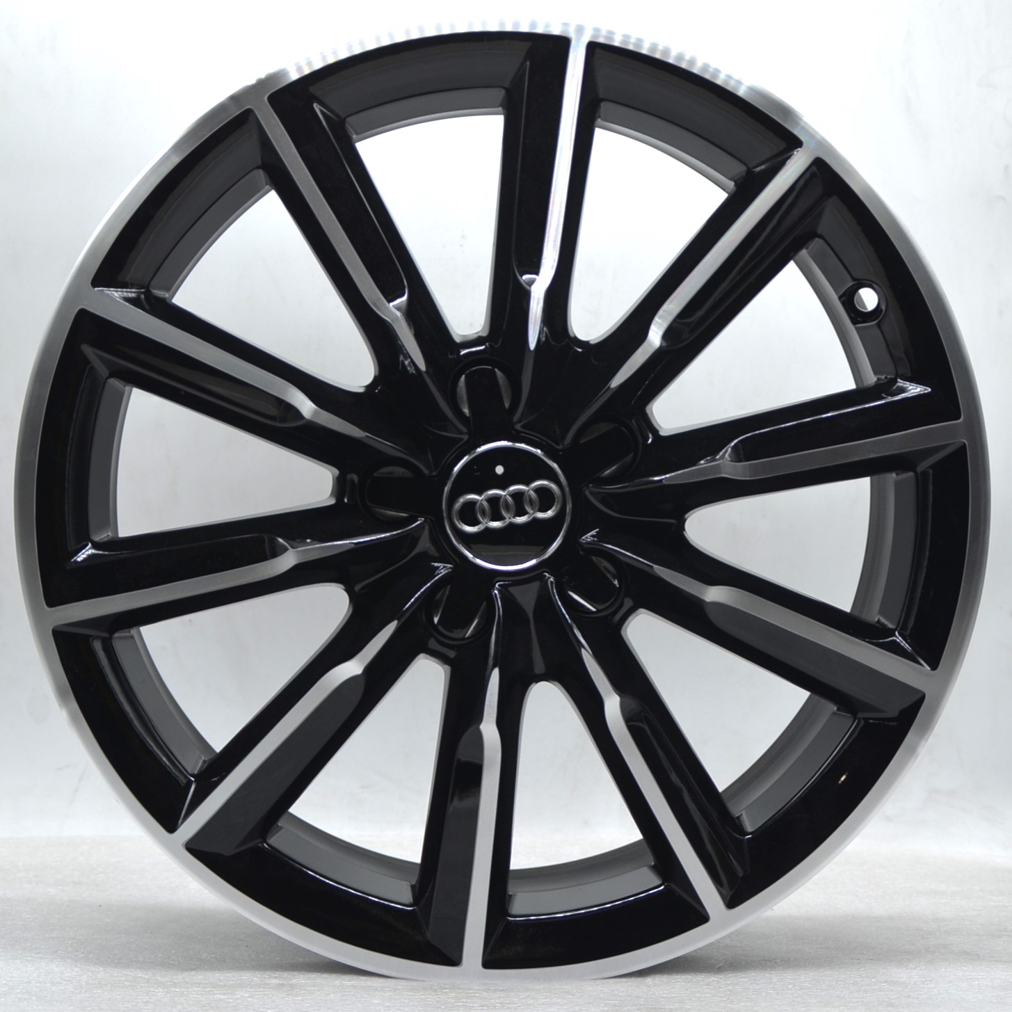 Audi Q3 A3 Q2 - 8U0601025S 17"