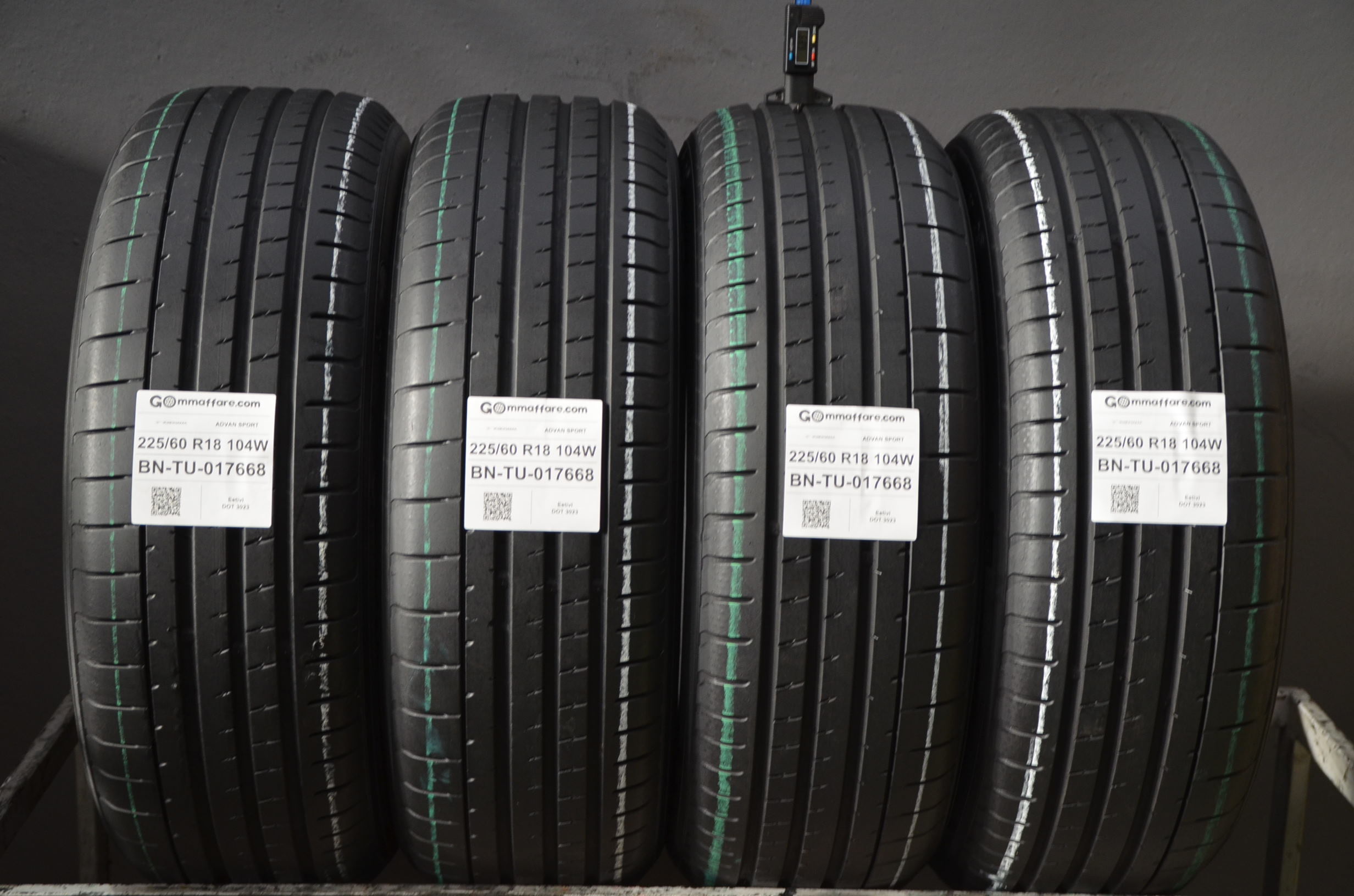 Yokohama ADVAN SPORT 225/60 R18