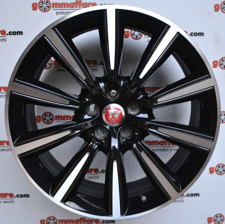 Jaguar F-PACE doppia misura 19"