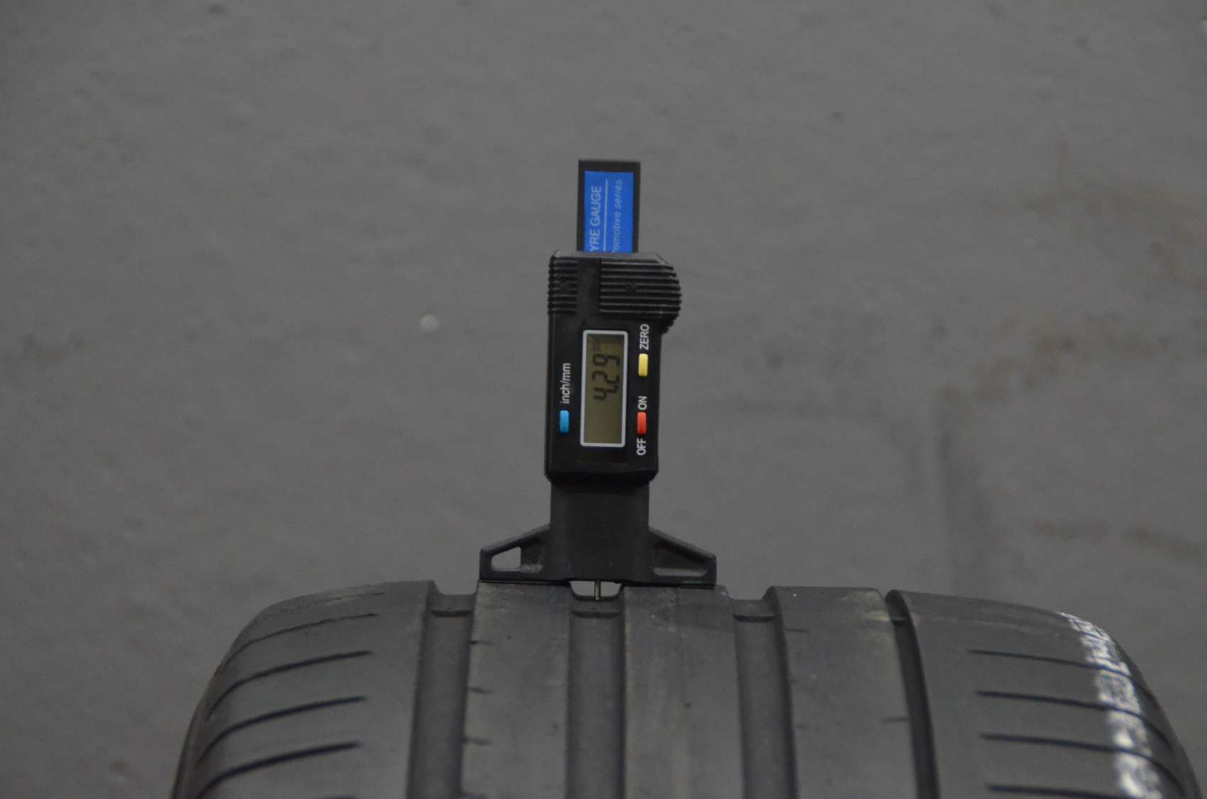 Pirelli P-ZERO (AR) 235/40 R20
